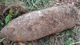 Xe cuốc đào trúng quả bom nặng hàng trăm kg trong khu vực đất rừng U Minh Hạ