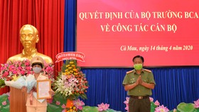 Đại tá Phạm Thành Sỹ trao quyết định của Bộ trưởng Bộ công an cho Thượng tá Đoàn Thanh Thủy. ẢNH: HOÀNG GIANG