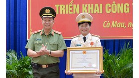 Thứ trưởng Lê Tấn Tới trao Huân chương Chiến công hạng Ba của Chủ tịch nước tặng Thượng tá Đoàn Thanh Thủy, Phó Giám đốc Công an tỉnh Cà Mau