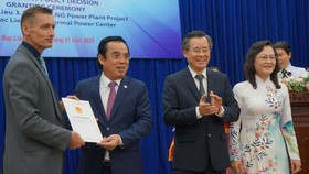 Lãnh đạo tỉnh Bạc Liêu trao quyết định chủ trương đầu tư cho nhà đầu tư dự án Nhà máy điện khí LNG vào tháng 1-2020