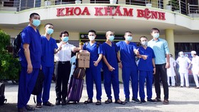 Bác sĩ và điều dưỡng Bệnh viện đa khoa tỉnh Cà Mau hỗ trợ TPHCM chống dịch Covid-19