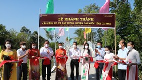 Các đại biểu cắt băng khánh thành cầu giao thông nông thôn Kênh Tư