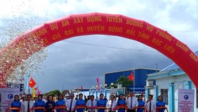 Các đại biểu thực hiện nghi thức cắt băng khánh thành tuyến đường Hộ Phòng - Gành Hào