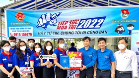 Chủ tịch Trung ương Hội sinh viên Việt Nam thăm, tặng quà  đội hình “Tiếp sức mùa thi”