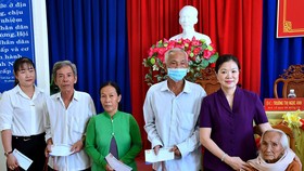 Lãnh đạo Ủy ban Trung ương MTTQ Việt Nam tặng quà gia đình chính sách tại Cà Mau
