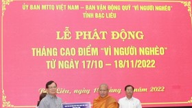 Ông Nguyễn Văn Hòa, Trưởng Ban Dân vận Tỉnh ủy, Chủ tịch Ủy ban MTTQ Việt Nam tỉnh Bạc Liêu (bìa trái) tiếp nhận ủng hộ quỹ Vì người nghèo. Ảnh: N.Q.