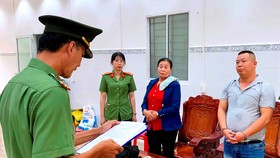 Cơ quan An ninh điều tra Công an tỉnh Bạc Liêu tống đạt quyết định khởi tố, bắt tạm giam đối với Phan Công Quốc (bìa phải). Ảnh: TRỌNG NGUYỄN