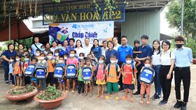 Tập đoàn Hòa Bình trao tặng 315 phần quà Chắp cánh ước mơ đến trẻ em vùng biên