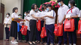 Hòa Bình trao tặng học bổng cho trẻ mồ côi do Covid-19 tại quận Bình Tân