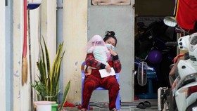 Hai mẹ con chị Thắm trong khu trọ nhỏ ở quận Bình Tân