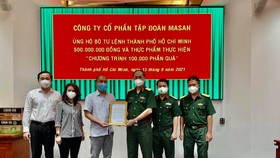 Đai diện Tập đoàn Masan trao tặng 500 triệu đồng và nhu yếu phẩm đến Bộ Tư lệnh TPHCM