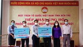 Đại diện VietinBank trao bảng tượng trưng số tiền ủng hộ công tác phòng, chống dịch Covid-19 cho lãnh đạo Ủy ban MTTQ tỉnh Bến Tre