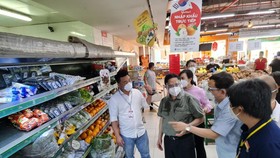 Thủ tướng Phạm Minh Chính thăm siêu thị VinMart Lê Văn Việt, TPHCM
