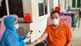 Anh Nguyễn Thành Tín vui vẻ khi góp phần nhỏ bé cùng trao đi những giọt máu cứu người
