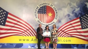 Đại diện Unilever nhận giải thưởng Trách nhiệm xã hội do AmCham trao tặng