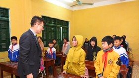Dự án “Ngôi Làng Hy Vọng” còn hỗ trợ việc dạy và học cho 2.500 học sinh, giáo viên tại địa phương