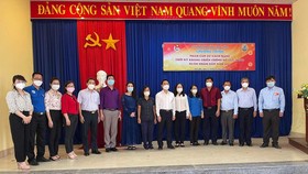 Đại điện Thành Đoàn TPHCM và đại diện VWS thăm hỏi, tặng quà cho các gia đình chính sách ở xã Quới Sơn