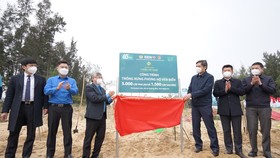 Đại diện các đơn vị khánh thành công trình trồng 6.500 cây xanh phòng hộ ven biển tại xã Quỳnh Liên, thị xã Hoàng Mai, Nghệ An