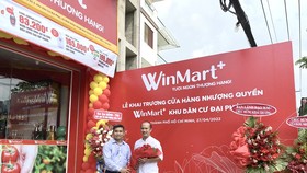 Đại diện WinCommerce chúc mừng anh Nguyễn Hoài Nam - chủ cửa hàng WinMart+ nhượng quyền đầu tiên tại TPHCM