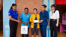 Đại diện lãnh đạo Công ty VWS đã đến thăm và tặng quà cho gia đình bà Lê Thị Lặc (xã Mỹ Thạnh, huyện Thủ Thừa, tỉnh Long An)