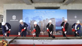Đại diện Masterise Homes và các đối tác tiến hành nghi thức cất nóc tòa nhà Lake