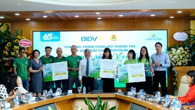 Đại diện Lãnh đạo BIDV trao thưởng cho các đội đạt thành tích cao trong giải chạy “BIDVRUN – cho cuộc sống xanh 2022”
