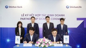 Ông Kang GewWon, Tổng Giám đốc Ngân hàng Shinhan Việt Nam (trái) và ông Lee Euichul, Tổng Giám đốc Shinhan Life Việt Nam ký kết hợp tác kinh doanh bảo hiểm