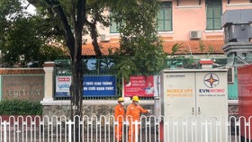 Các công ty Điện lực đã cử công nhân trực vận hành và bố trí máy phát điện dự phòng tại tất cả các điểm thi. Ảnh: EVNHCMC