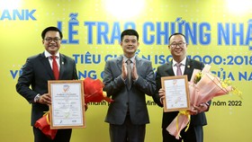 Đại diện Nam A Bank nhận chứng chỉ ISO 31000:2018 từ TQCSI Việt Nam