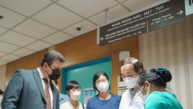 Ông Lennor Carrillo (trái), Tổng giám đốc Roche Pharma Việt Nam, trao đổi với bác sĩ Bệnh viện Đại học Y Dược TPHCM