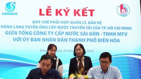 Đại diện UBND TP Biên Hòa và SAWACO ký hợp tác