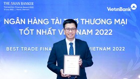 Ông Trần Hoài Nam - Phó giám đốc Khối KHDN kiêm giám đốc Trung tâm Phát triển Giải pháp tài chính khách hàng đại diện VietinBank nhận giải thưởng