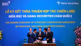 Đại diện lãnh đạo BSC và Hana Securities bắt tay sau khi ký thỏa thuận hợp tác chiến lược