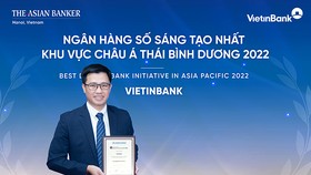 Đại diện VietinBank, ông Trần Hoài Nam, Phó Giám đốc Khối KHDN kiêm Giám đốc Trung tâm Phát triển Giải pháp tài chính khách hàng (PTGPTCKH) nhận giải “Ngân hàng số sáng tạo nhất Châu Á Thái Bình Dương”