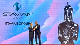 Ông Đinh Đức Thắng, Chủ Tịch HĐQT kiêm Tổng Giám đốc Tập Đoàn Stavian (bên trái) nhận cúp "Nơi làm việc tốt nhất châu Á năm 2022"