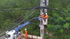 Công nhân điện lực kiểm tra trạm điện trước bão Noru