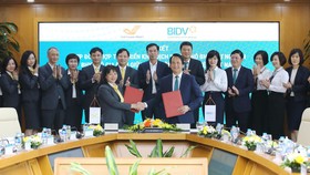 Ông Trần Long, Phó Tổng Giám đốc BIDV và bà Chu Thị Lan Hương, Phó Tổng Giám đốc Vietnam Post, đại diện hai bên ký kết hợp đồng