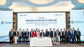 Đại diện Công ty Viatris Việt Nam (trái) và đại diện Hệ thống Trung Sơn Pharma (phải) ký kết biên bản ghi nhớ về việc cải thiện năng lực tư vấn toàn diện của dược sĩ giúp nâng cao nhận thức của người bệnh đối với các bệnh không lây nhiễm