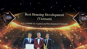 Đại diện từ CLD nhận giải thưởng “Dự án nhà ở xuất sắc” tại Việt Nam cho Sycamore, dự án nhà ở quy mô lớn đầu tiên của Tập đoàn tại Việt Nam