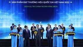 Ông Trần Phương, Phó tổng giám đốc BIDV, đại diện Ngân hàng nhận biểu trưng Thương hiệu quốc gia năm 2022