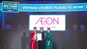 Bà Trần Thị Tuyết Trinh (đứng giữa) – Trưởng phòng Nhân sự AEON Việt Nam – nhận giải tại lễ vinh danh Top 100 Nơi làm việc tốt nhất Việt Nam 2022