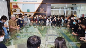 Ông Kevin Moore, Giám đốc Điều hành VWS đón tiếp đoàn sinh viên Fulbright