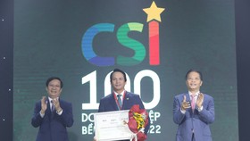 Ông Trần Long, Phó Tổng Giám đốc BIDV, đại diện ngân hàng nhận giải thưởng