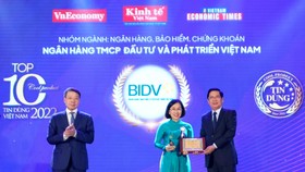 Bà Phan Thị Thanh Nhàn – Giám đốc Trung tâm thẻ - đại diện BIDV nhận giải thưởng dành cho “Giải pháp ứng dụng xác thực Căn cước công dân Chip trong giao dịch tại ATM đa năng”