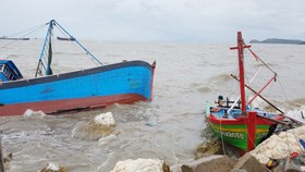 Hàng chục tàu cá bị bão đánh chìm tại cảng Hòn La (Quảng Bình).