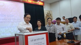 Chủ tịch Ủy ban TƯ MTTQ Vệt Nam Trần Thanh Mẫn ủng hộ đồng bào bị mưa lũ