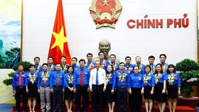 Phó Thủ tướng Trương Hòa Bình và các tấm gương tiêu biểu đạt Giải thưởng “Cán bộ, công chức, viên chức trẻ giỏi” lần thứ IV năm 2017. Ảnh: VGP