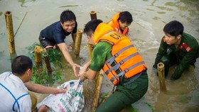 Lãnh đạo Chính phủ quyên góp ủng hộ khắc phục hậu quả mưa lũ