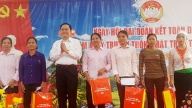 Chủ tịch Ủy ban Trung ương MTTQ Việt Nam Trần Thanh Mẫn tặng quà cho các hộ dân tiêu biểu