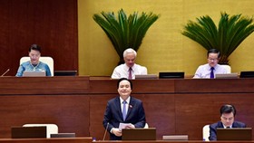 Bộ trưởng Bộ GD-ĐT Phùng Xuân Nhạ trả lời chất vấn sáng 6-6-2018